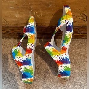 DAWGS Women’s size 9 plastic sandals, rainbow colored